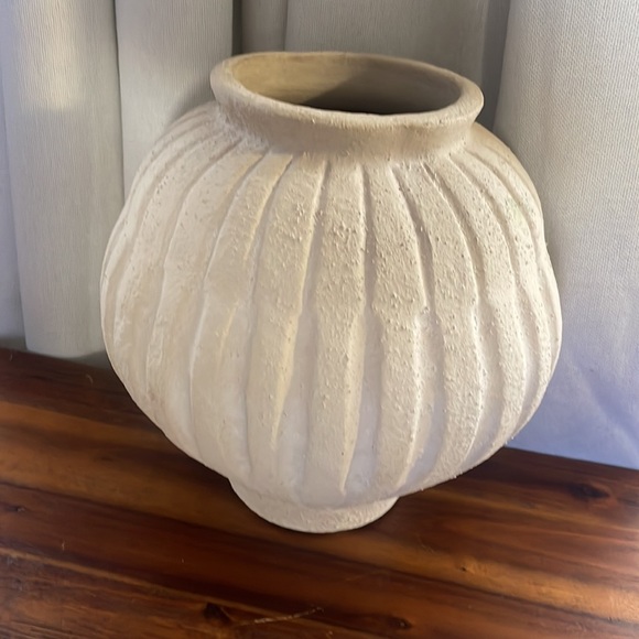 STUDIO MCGEE Tall Carved Ceramic Vase NWT - Picture 5 of 7